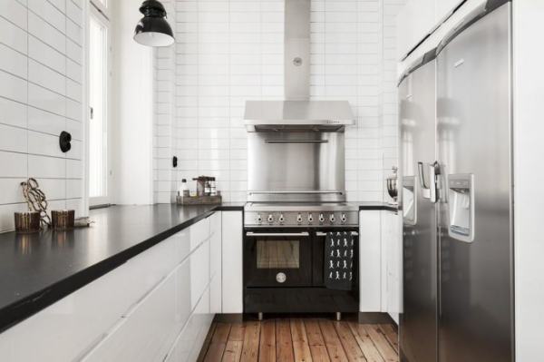 Белая кухня с черной столешницей: 80 современных фото и идей