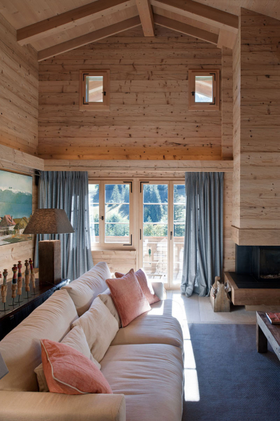 Интерьер дома из бруса в Швейцарии в фото