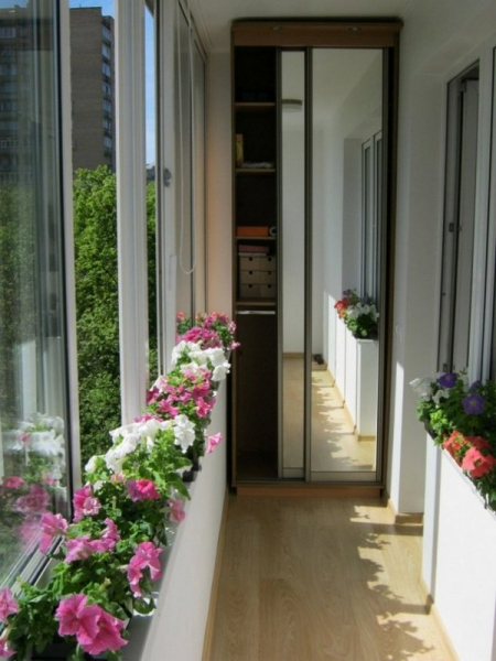 Шкаф на балкон: удачный выбор для практичности и комфорта