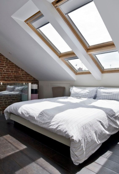Стоит ли ставить кровать изголовьем к окну? Плюсы, минусы и 80 комфортных реализаций