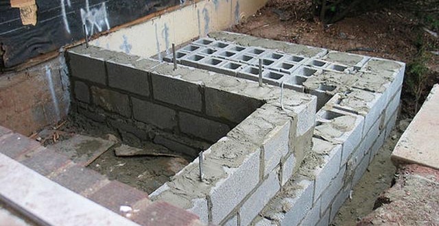 Монтаж фундамента для бани из блоков.
