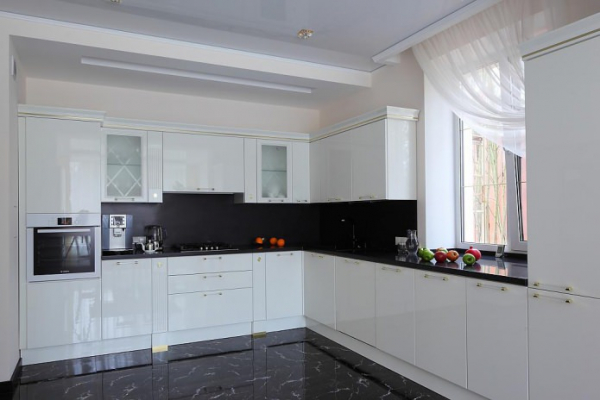 Белая кухня с черной столешницей: 80 современных фото и идей