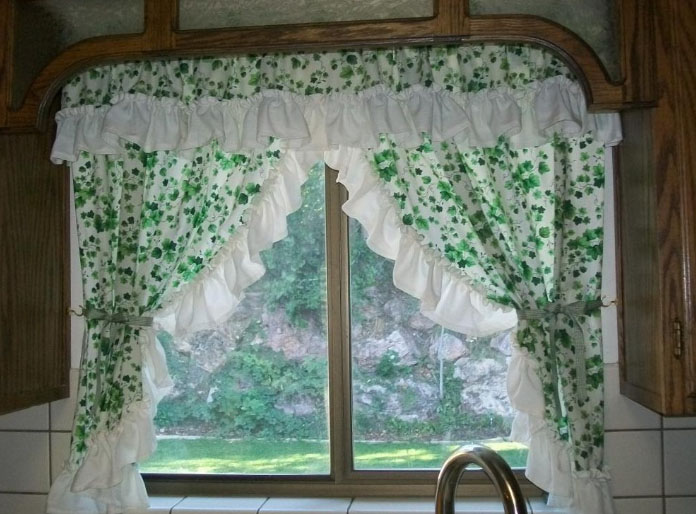 Деревенские шторы для кухни: выберите вариант оформления вашего окна в фото